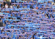 开云体育-辣妈球迷现场助威，为球队加油鼓劲