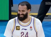 开云体育APP下载-赛场上一位球员技巧出众，表现抢眼