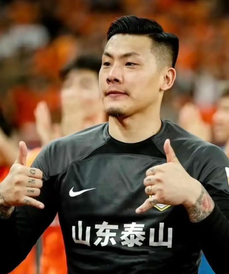 包含光芒四射足球风采非凡，国内顶尖球队勇猛无比的词条