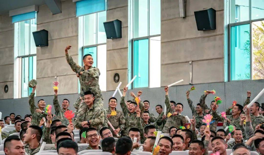 现场直击！球队实力碰撞引无数掌声的简单介绍
