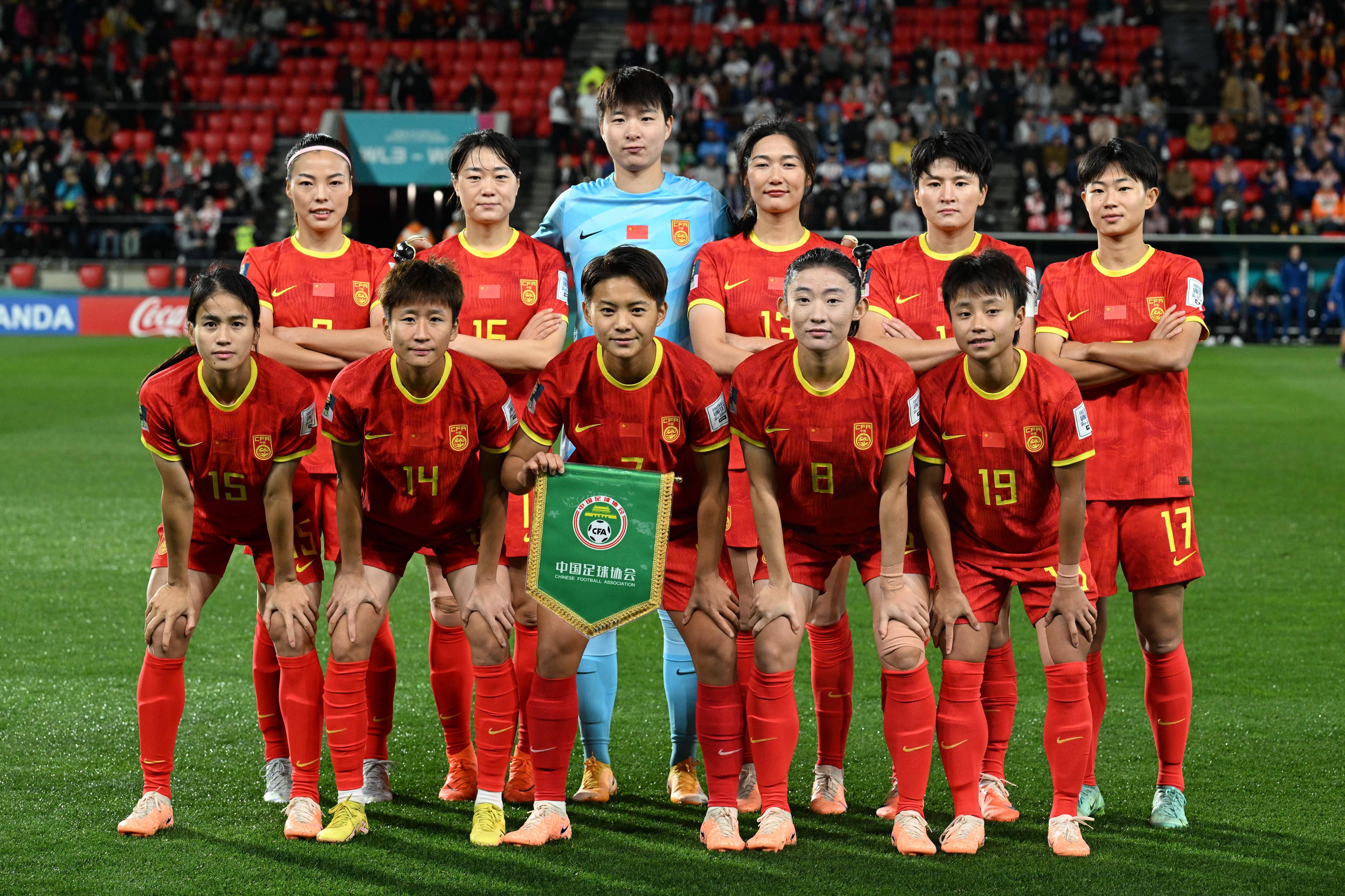 包含中国女足在球场上展现出团结一心的决心的词条