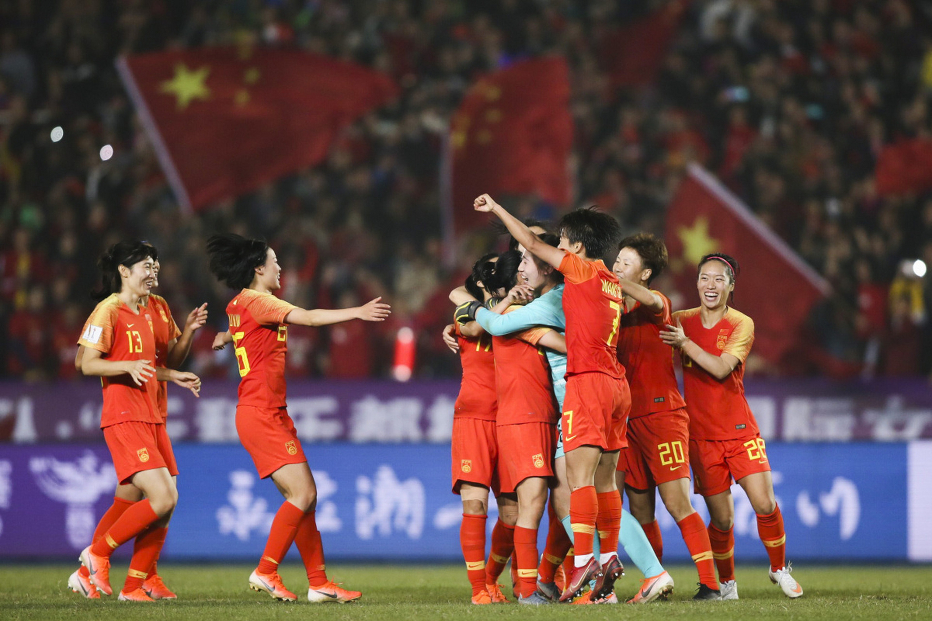 关于中国女足在亚洲杯半决赛中遭受来自泰国队的挑战的信息