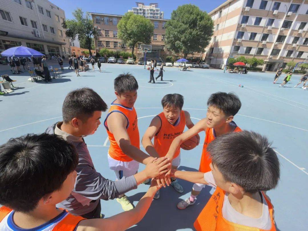 紧张角逐！两队在场上拼尽全力