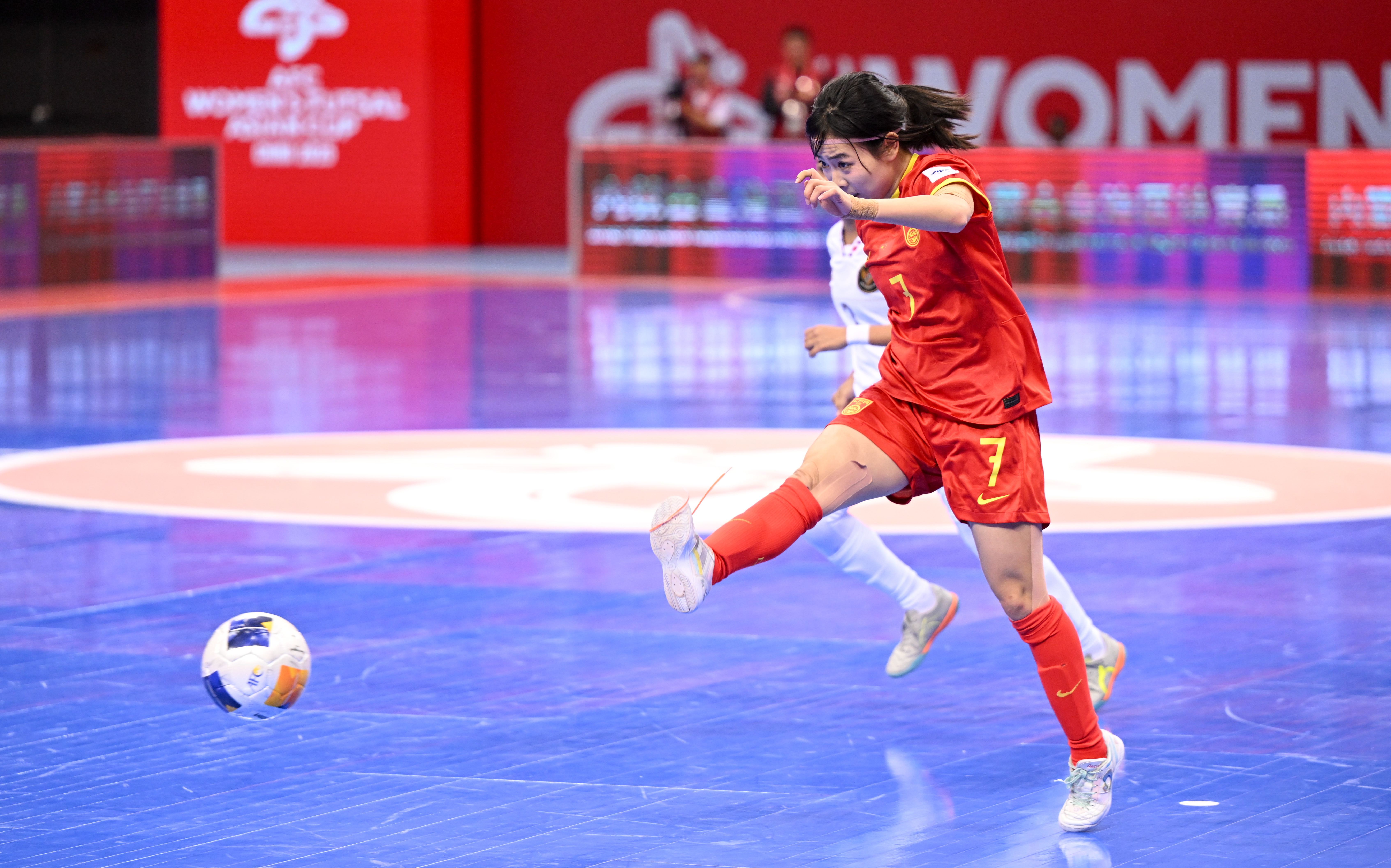 亚洲女足锦标赛中,中国队员用精妙战术取胜 亚洲女足锦标赛中,中国队员用精妙战术取胜