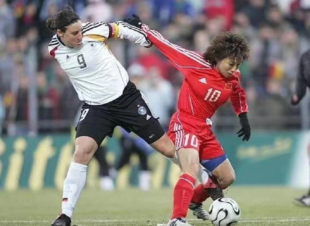 亚洲女足锦标赛中,中国队员用精妙战术取胜 亚洲女足锦标赛中,中国队员用精妙战术取胜