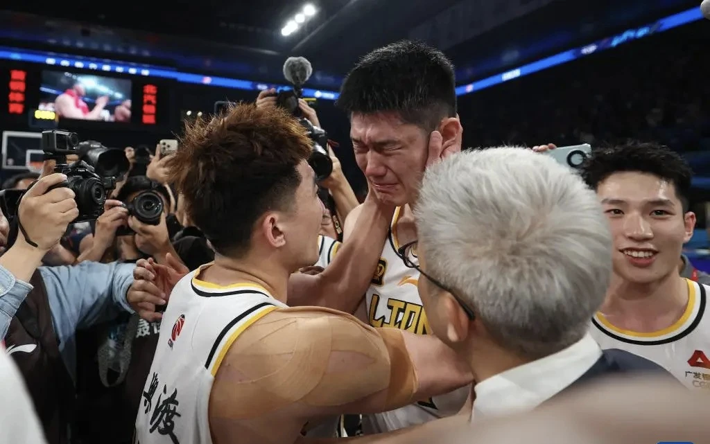 包含亚洲篮球联赛中实力对决，球员表现出色劲敌难敌的词条