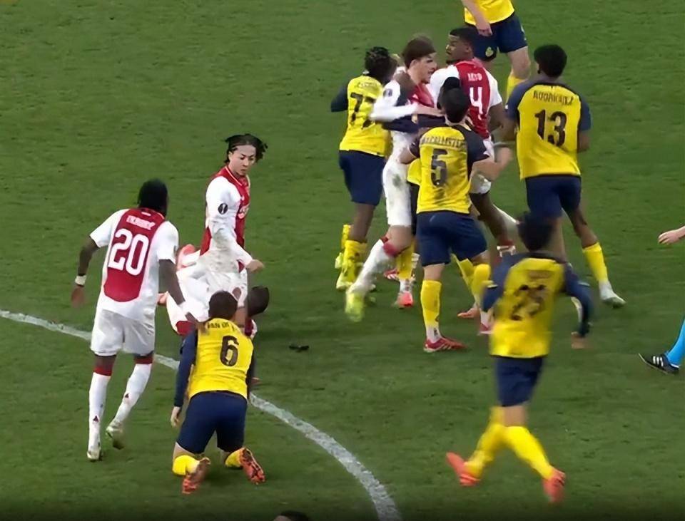 关于阿贾克斯惊险晋级，精彩战斗赢得胜利的信息