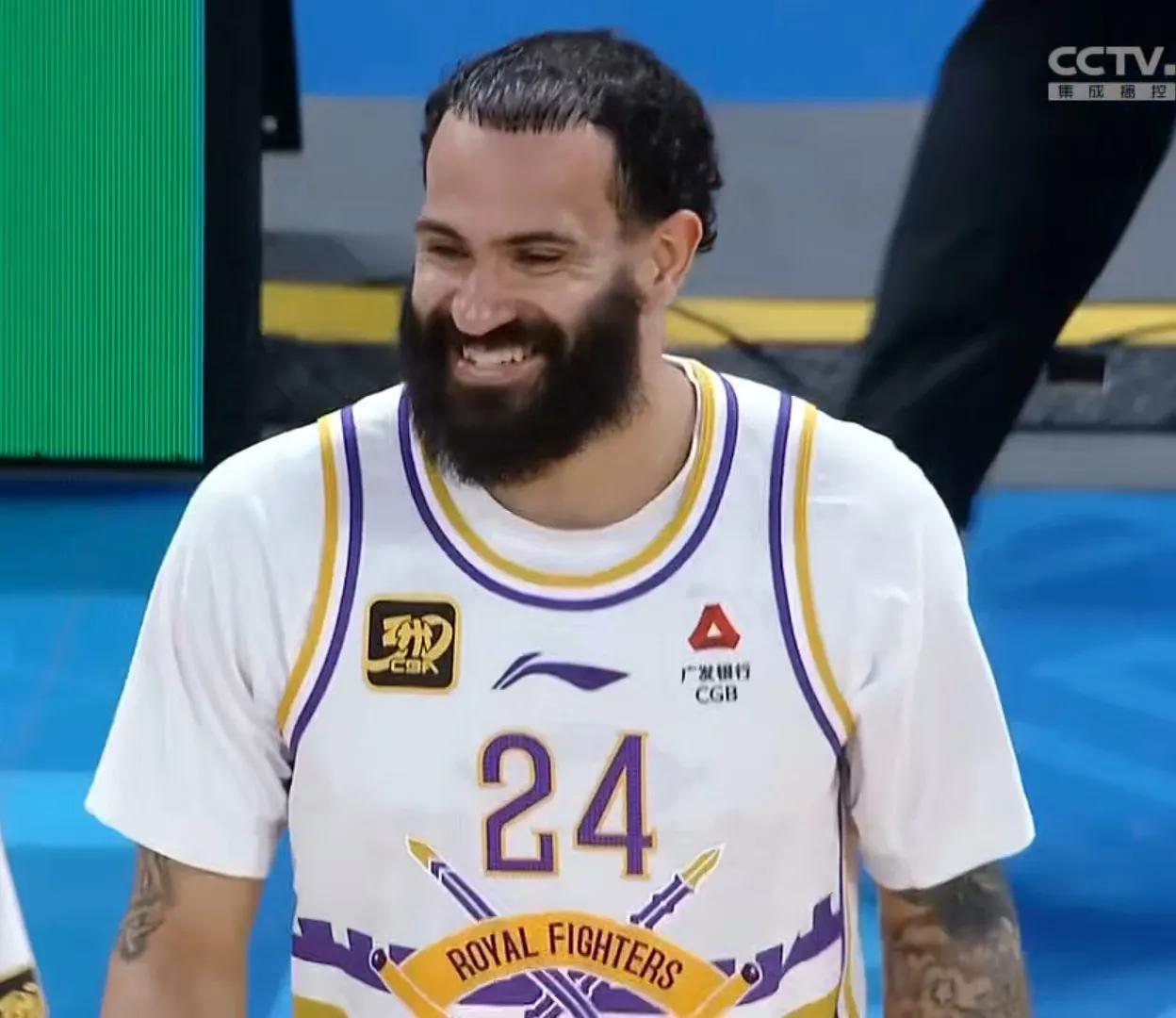 赛场上一位球员技巧出众，表现抢眼