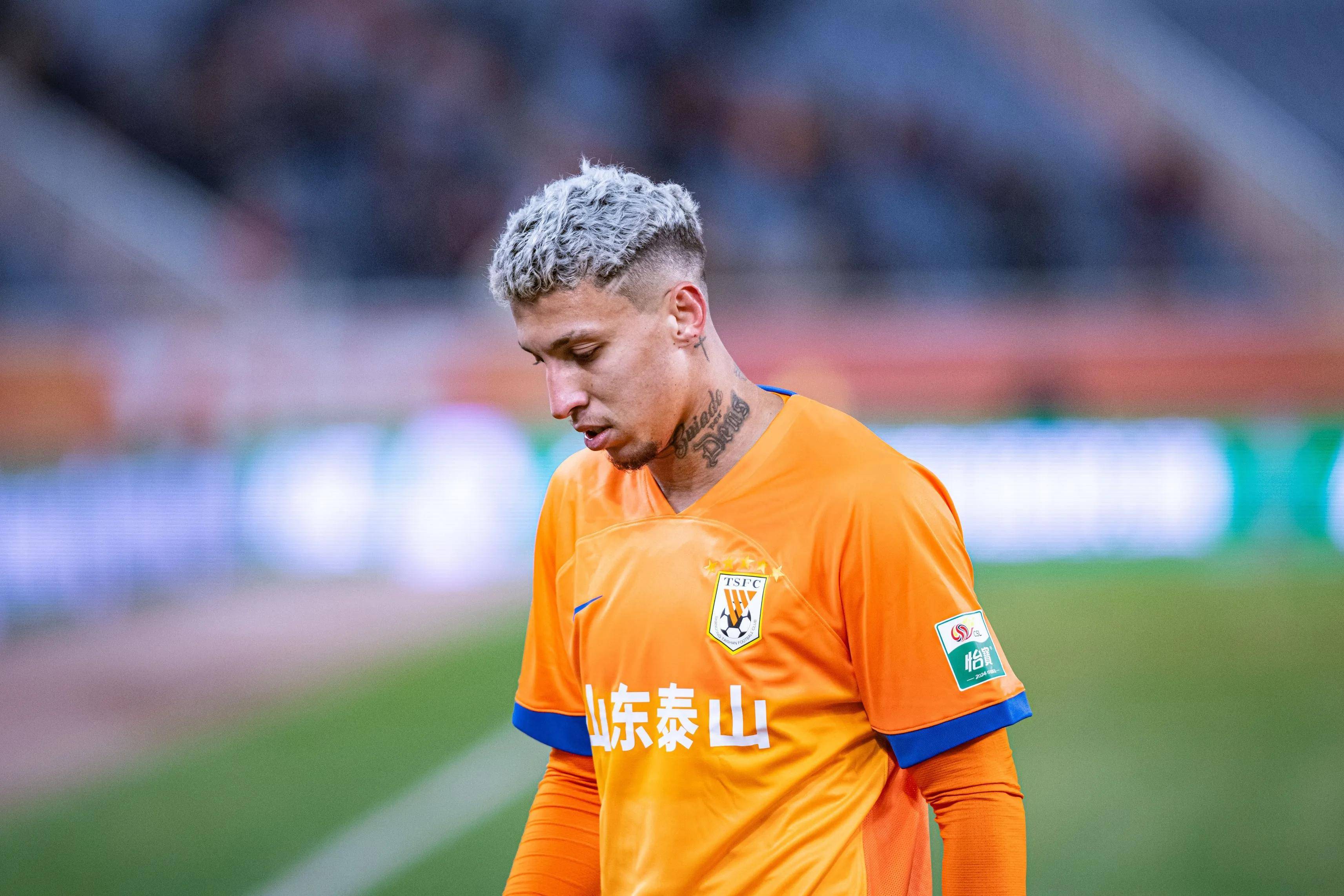 赛场上一位球员技巧出众，表现抢眼