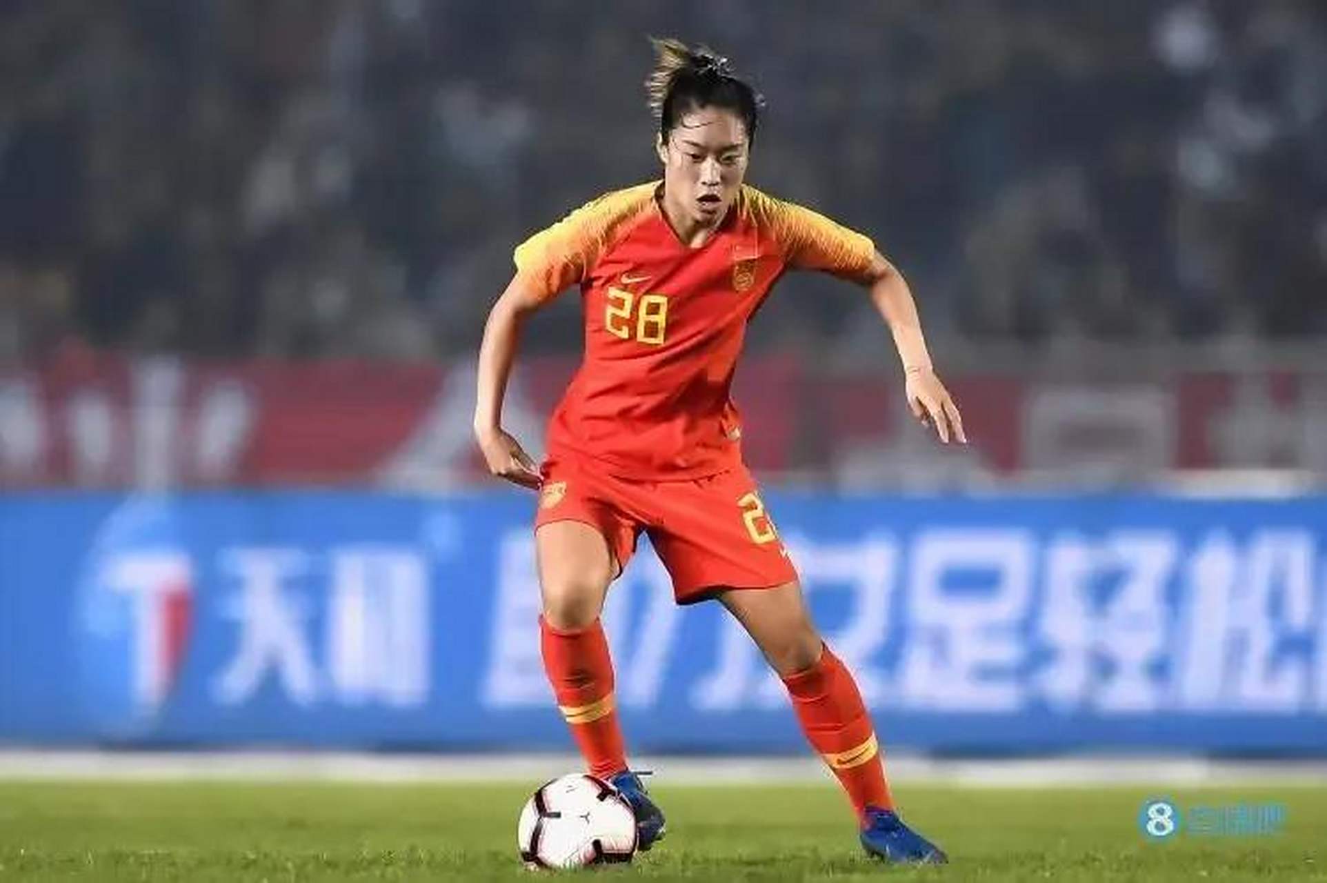 中国运动员：女足球员华丽表现展现国际体育风采的简单介绍