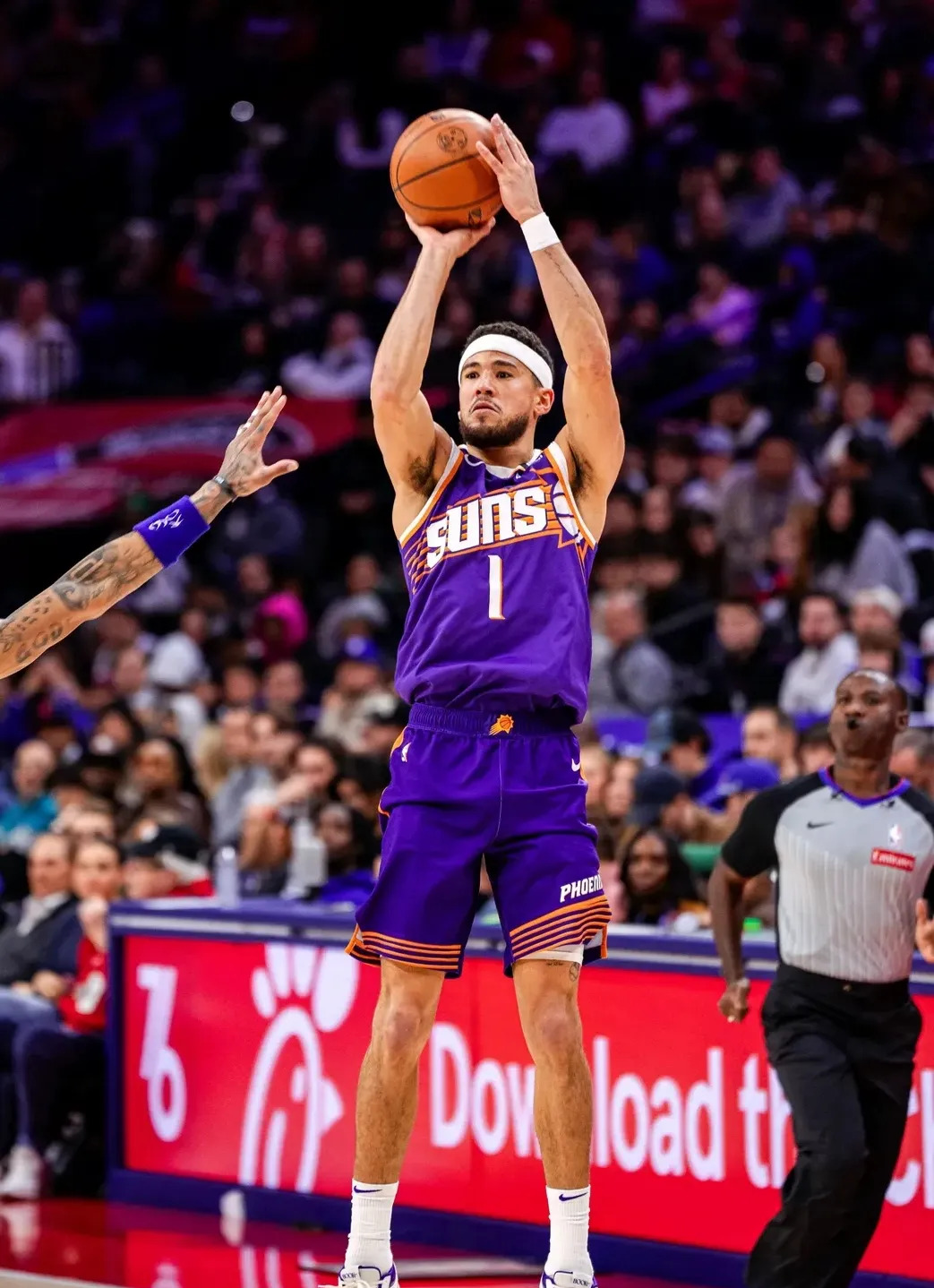 布克精准三分助热火取胜，球队气势如虹的简单介绍