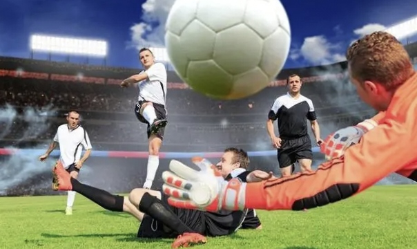 足球比赛的关键时刻即将到来，球员们备战充分的简单介绍