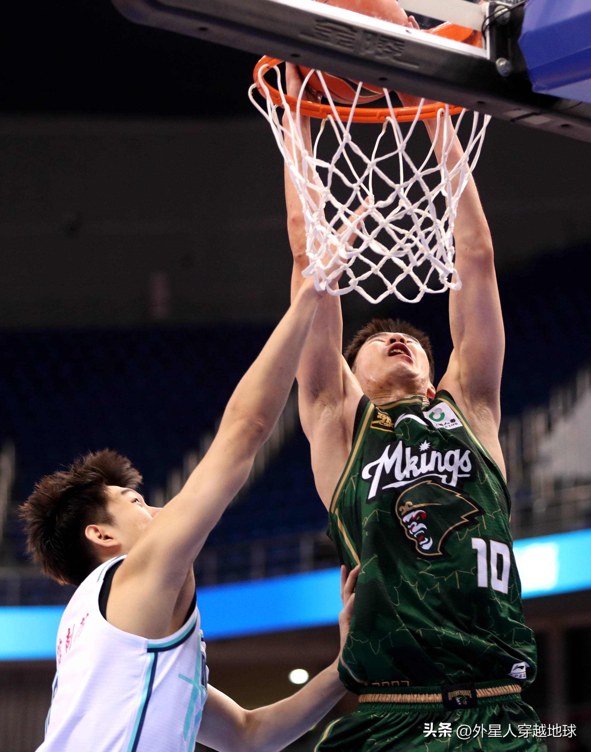 国际篮球赛事高潮迭起，球员表现惊艳动人的简单介绍