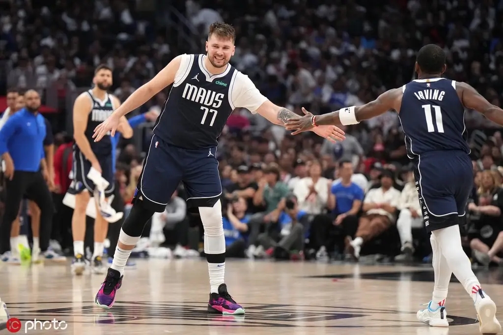 独行侠队晋级总决赛,球员们庆祝不断 独行侠队晋级总决赛,球员们庆祝不断