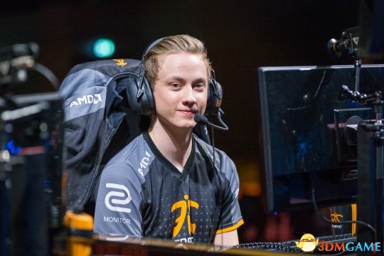 CLG横扫FNC，Caps团战一打五半决赛2:1（首尔）