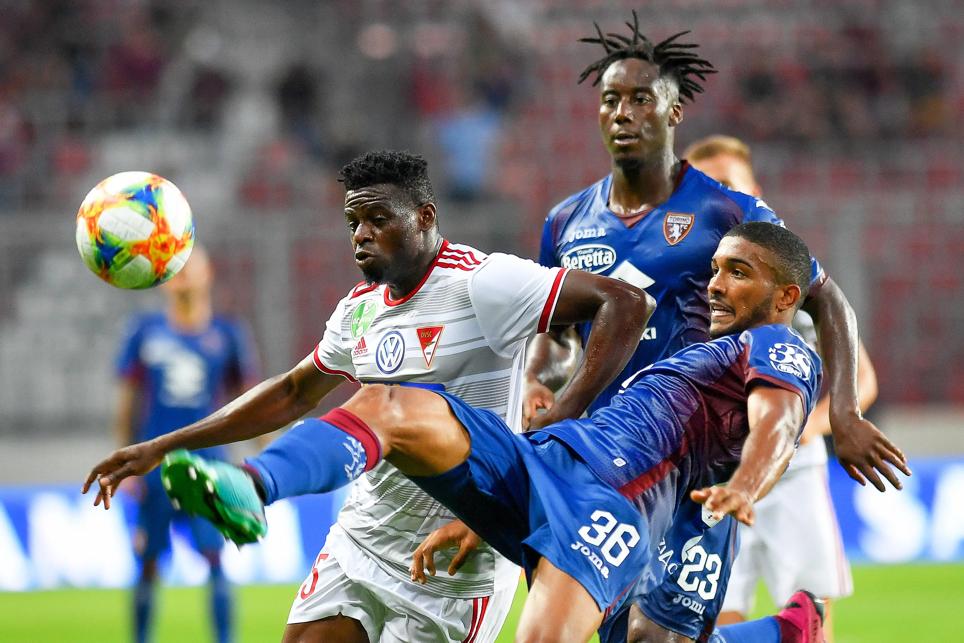 意甲比赛中球员的激情庆祝，点燃球场热情的简单介绍